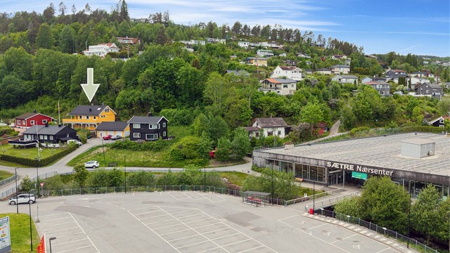 Nærsenter med matbutikker, vinmonopol, frisør, blomsterbutikk og Nille like ved eiendommen