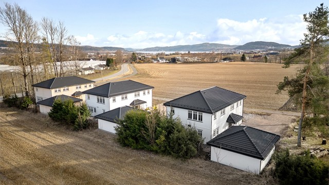 Boligene har en klassisk og tidløs arkitektur med stående kledning.