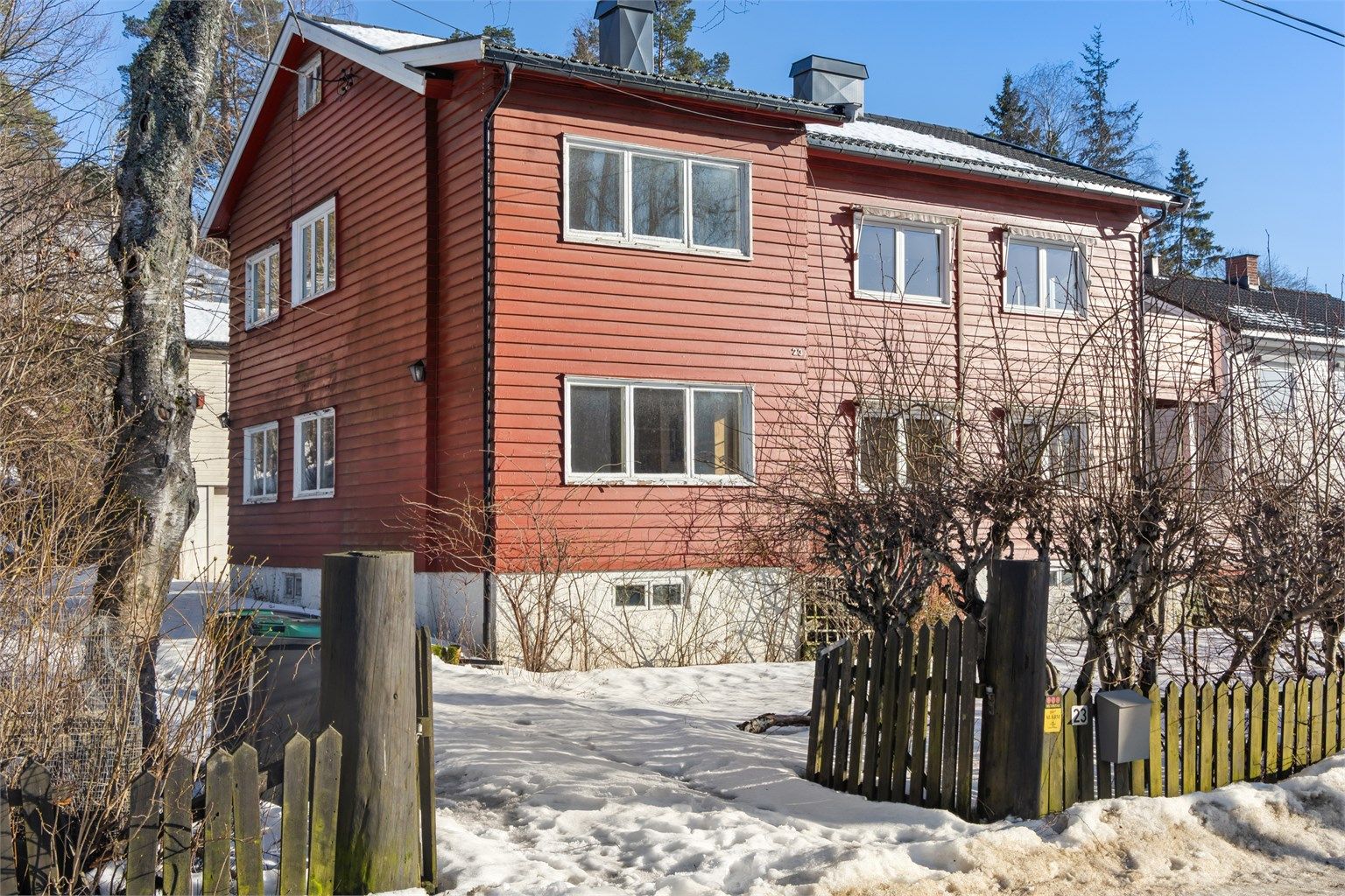 Eiendommen ligger på en forholdsvis flat og delvis skrånende tomt i bakkant et etablert boligområde.