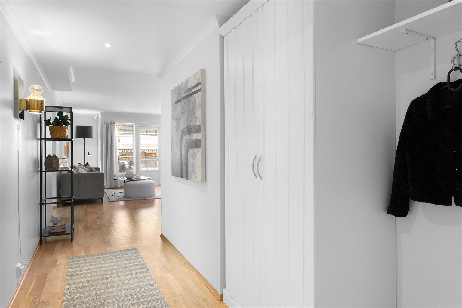 Entre med porttelefon og oppbevaringsmulighet i garderobeskap