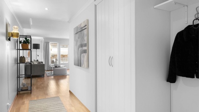 Entre med porttelefon og oppbevaringsmulighet i garderobeskap