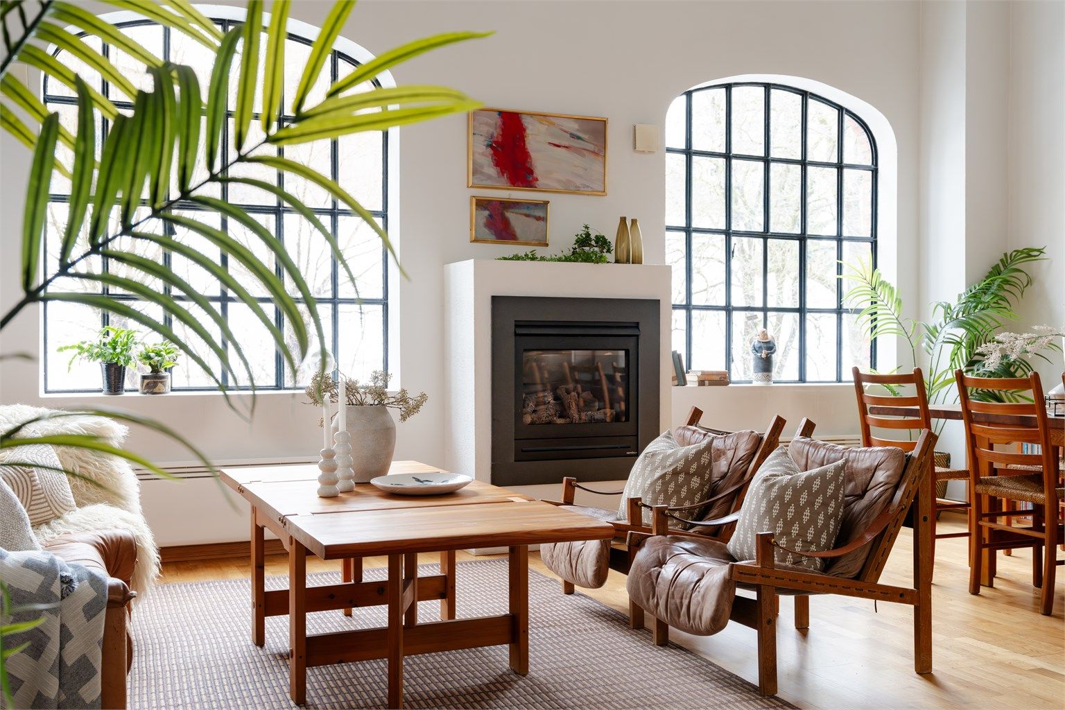 Industrielt særpreg med store originale vinduer som slipper inn rikelig med naturlig lys. Vinduene er fra 2002, satt inn i originale rammer fra bygget var fabrikk i 1902.  Foto: Chris Borowiak