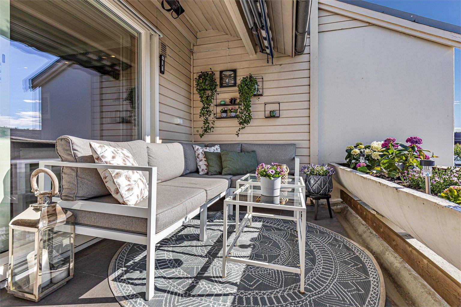 Balkongen er av god størrelse med plass til ønsket utemøblement. 