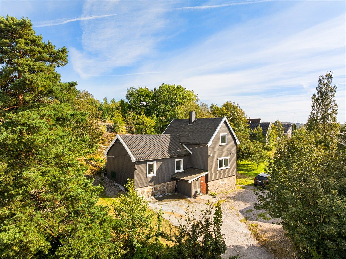 Eneboligen ble oppført på slutten av 1800-tallet og inneholder i dag tre leiligheter. Oppdeling til flere bruksenheter er ikke omsøkt eller godkjent. Påkostninger må påregnes.