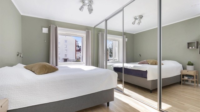 En stor skyvedørsgarderobe med speilfronter gir rikelig med oppbevaringsplass.