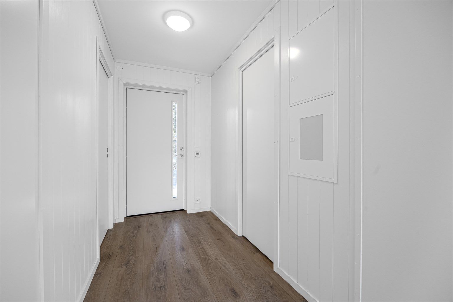 Velkommen inn! Det er termostater til styring av vannbåren varme i alle rom, unntatt bod og soverommene.