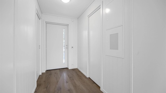 Velkommen inn! Det er termostater til styring av vannbåren varme i alle rom, unntatt bod og soverommene.