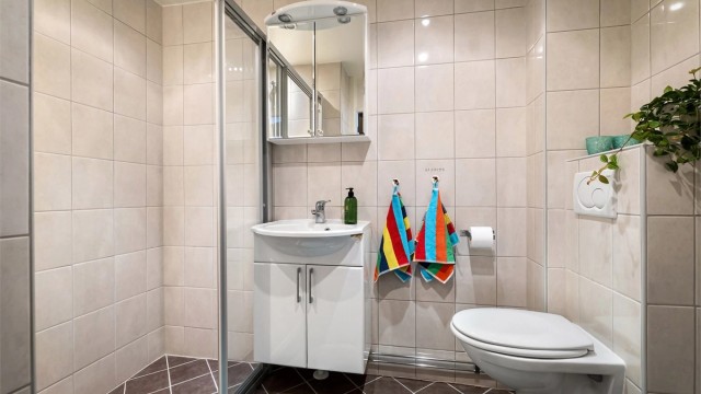 Flislagt baderom med varmekabler og downlights i himling