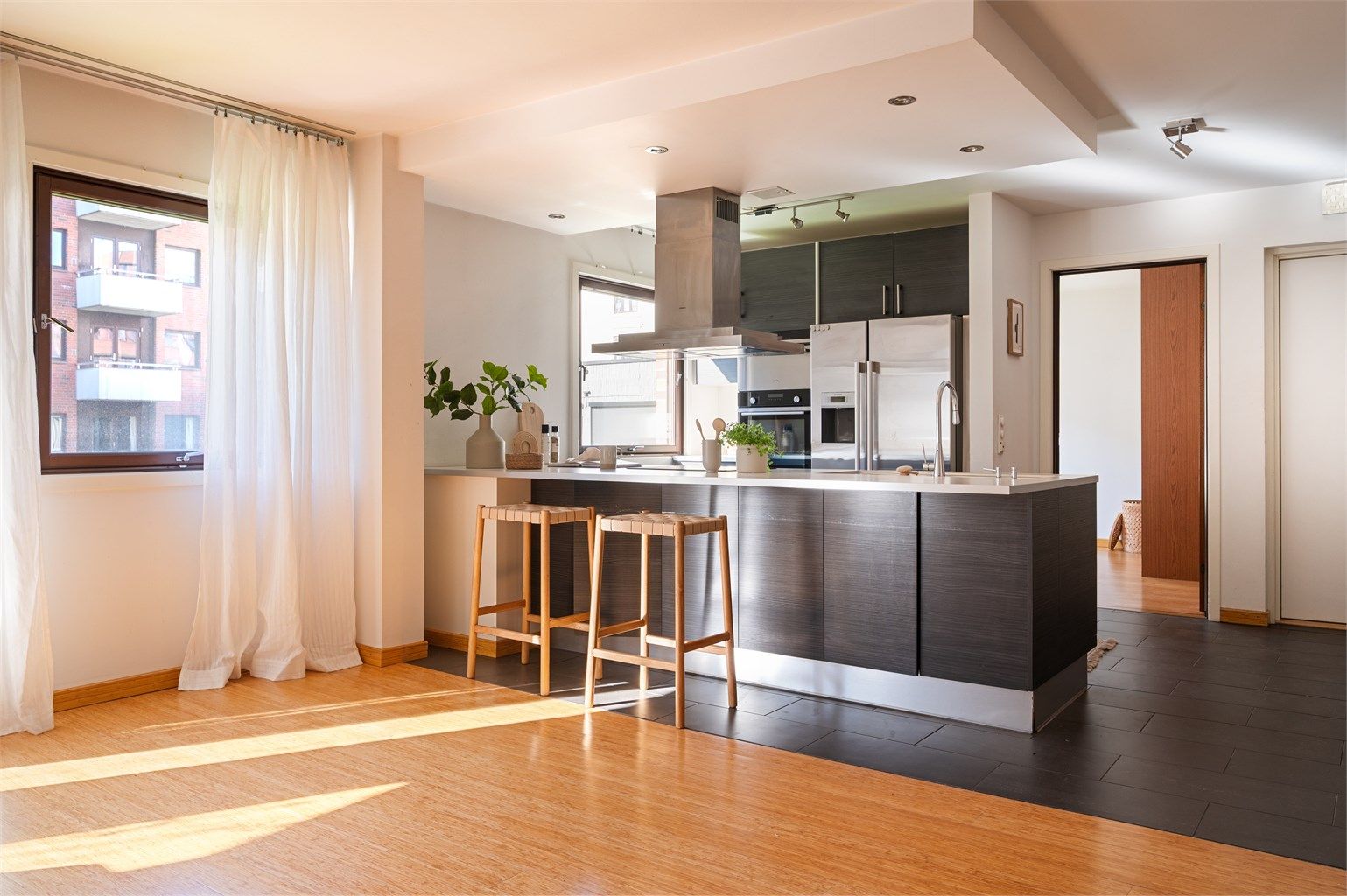 Romløsningen i boligen legger til rette for en sosial og åpen atmosfære.