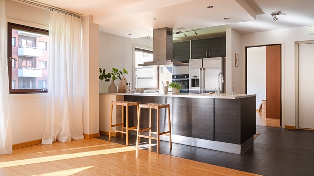 Romløsningen i boligen legger til rette for en sosial og åpen atmosfære.