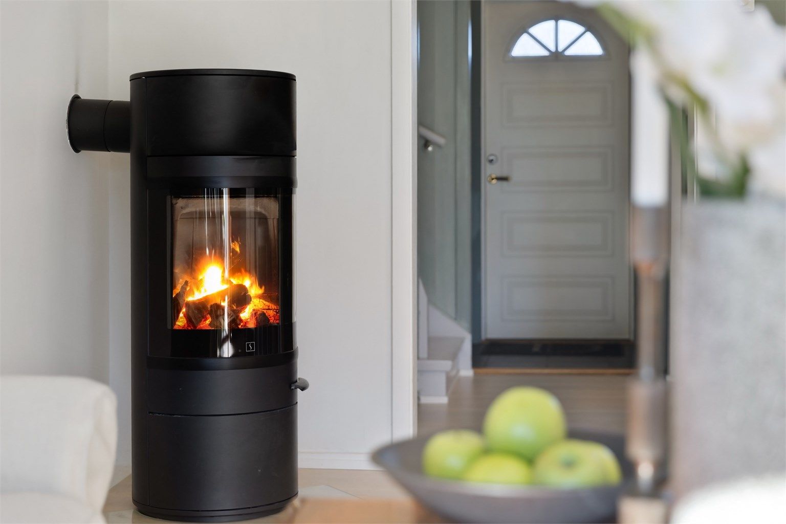 Ildstedet er en av to i boligen, med en tilsvarende peisovn i kjellerstuen.