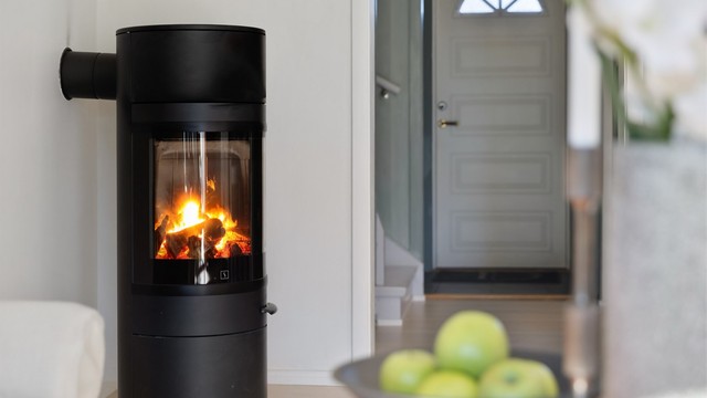 Ildstedet er en av to i boligen, med en tilsvarende peisovn i kjellerstuen.