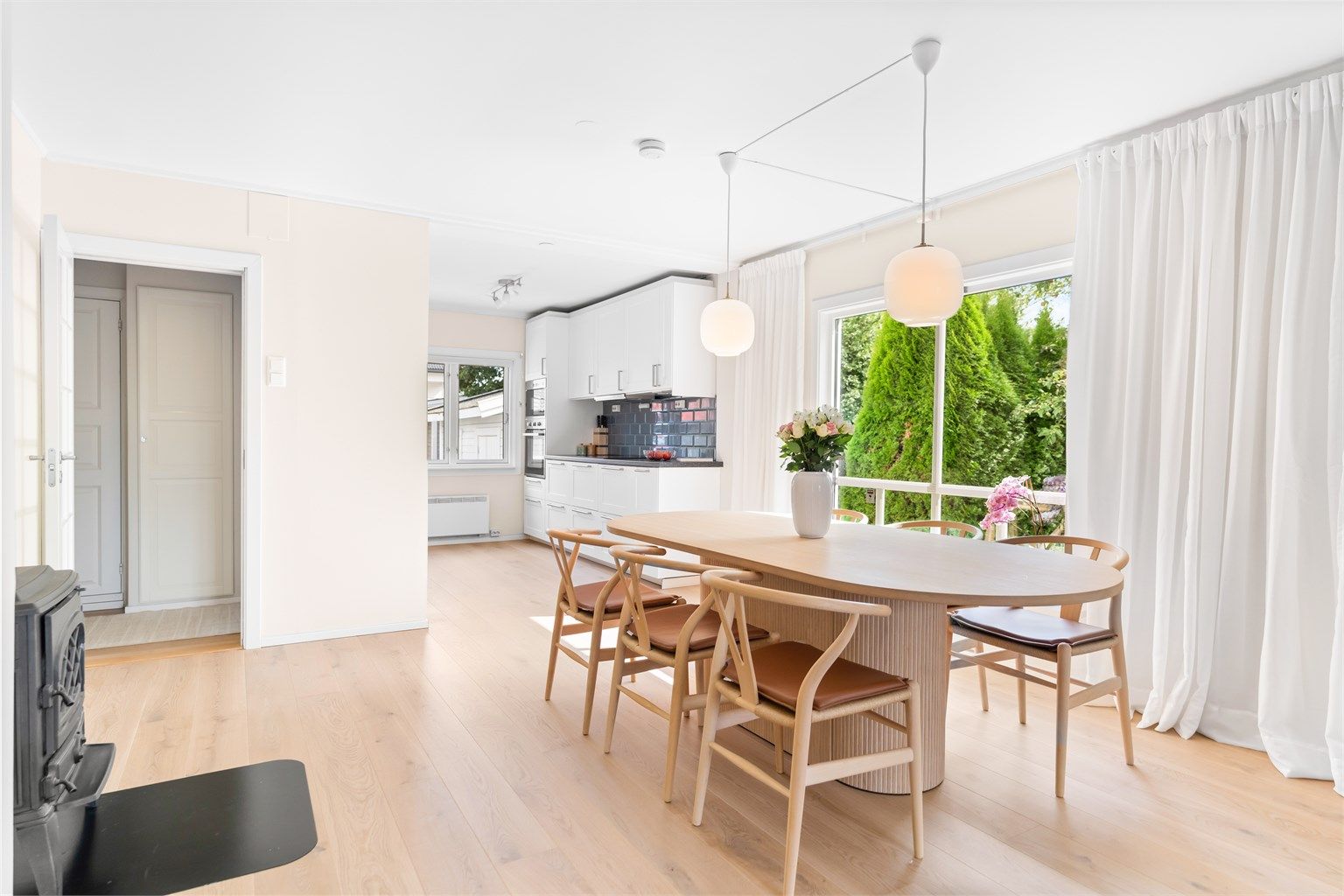 Kjøkken og stue i åpen og luftig løsning