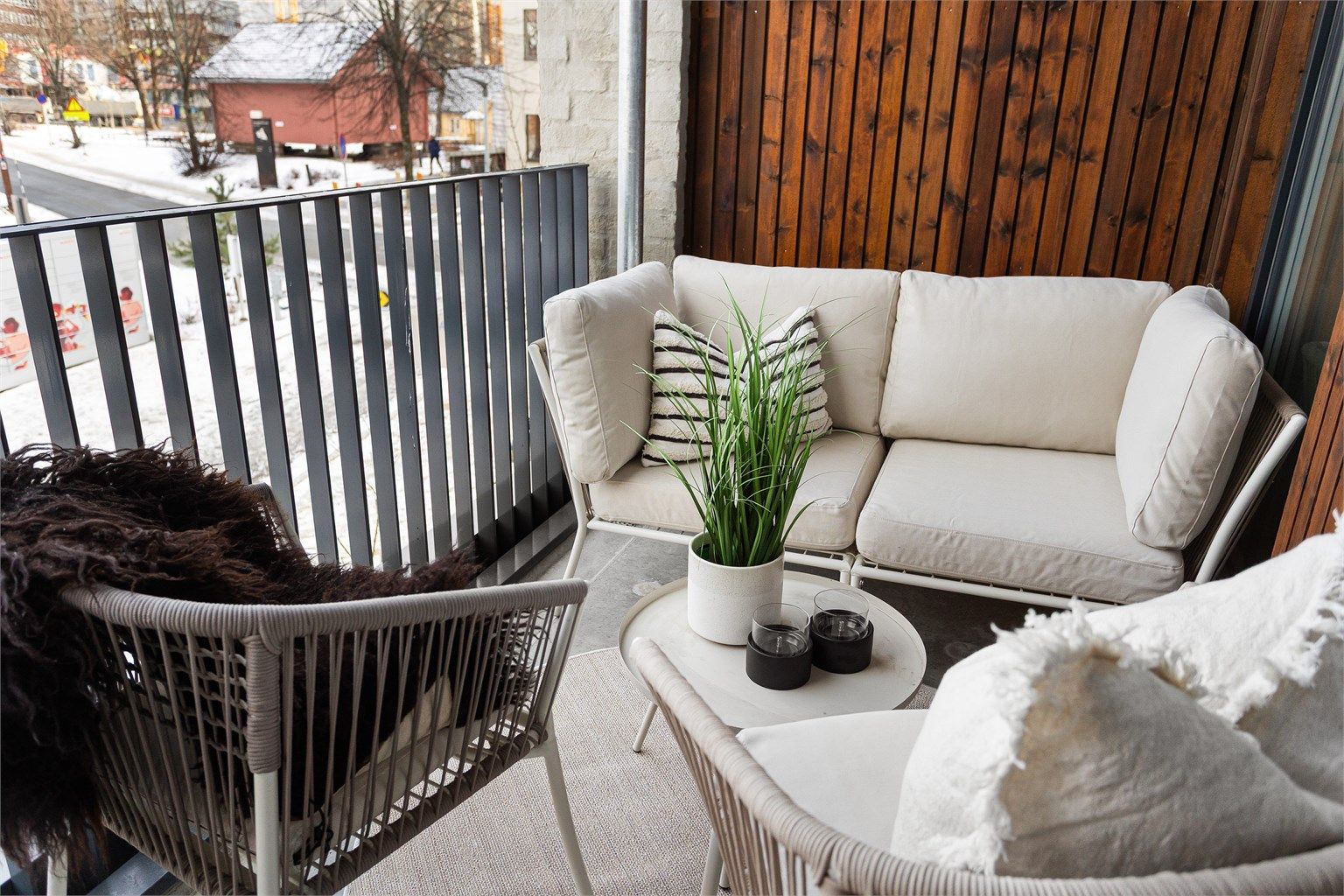 Fra stuen er det direkte utgang til en romslig balkong på ca. 6 m². 