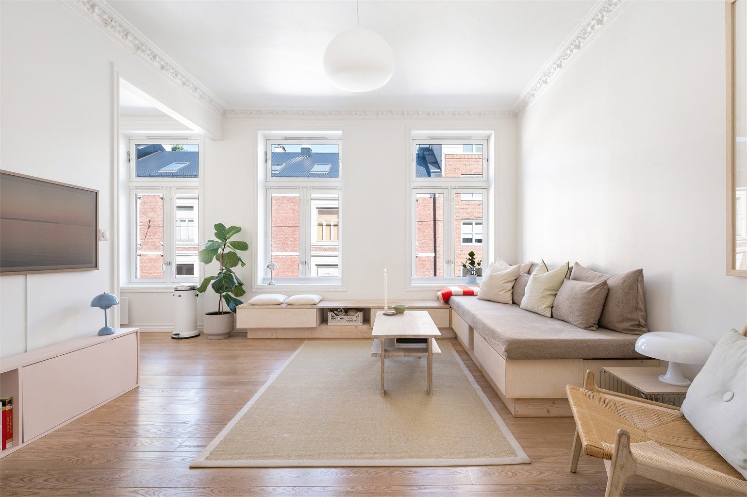 Krogsveen v/Tom Martinsen har gleden av å presentere en lekker 2-roms leilighet på populære Grünerløkka. Leiligheten er lys og gjennomgående, beliggende i en rolig og tilbaketrukket gate, men likevel nært bylivet med alt en måtte trenge i hverdagen. 