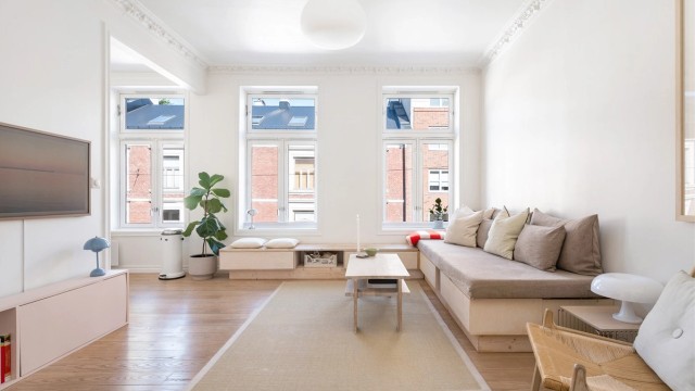 Krogsveen v/Tom Martinsen har gleden av å presentere en lekker 2-roms leilighet på populære Grünerløkka. Leiligheten er lys og gjennomgående, beliggende i en rolig og tilbaketrukket gate, men likevel nært bylivet med alt en måtte trenge i hverdagen.