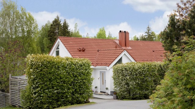 Boligen ligger i et meget barnevennlig og veletablert boligområde på Greverud