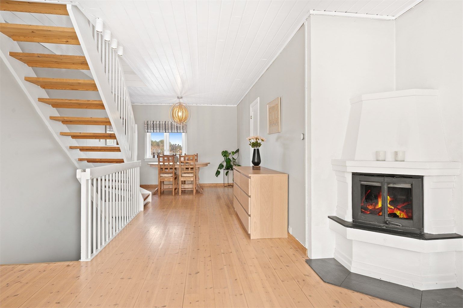 Gjennomgående planløsning med trapp videre opp til loftsetasjen.