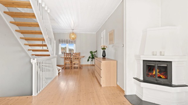 Gjennomgående planløsning med trapp videre opp til loftsetasjen.