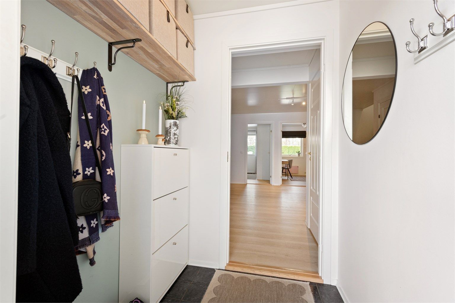 Entré med fliser og gulvvarme gir en behagelig velkomst.