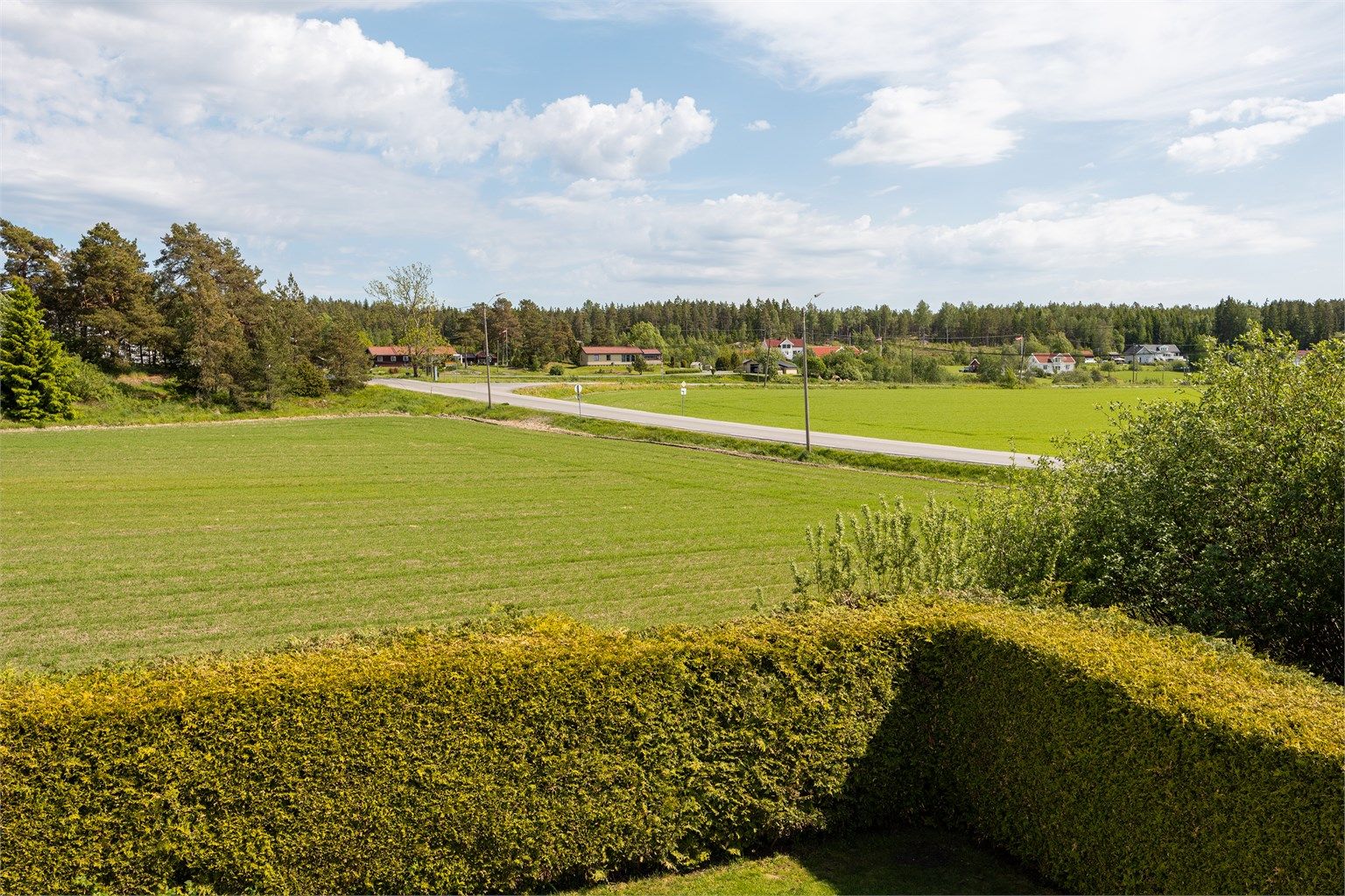 Eiendommen har en landlig atmosfære med umiddelbar nærhet til flott turterreng.