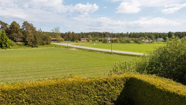 Eiendommen har en landlig atmosfære med umiddelbar nærhet til flott turterreng.