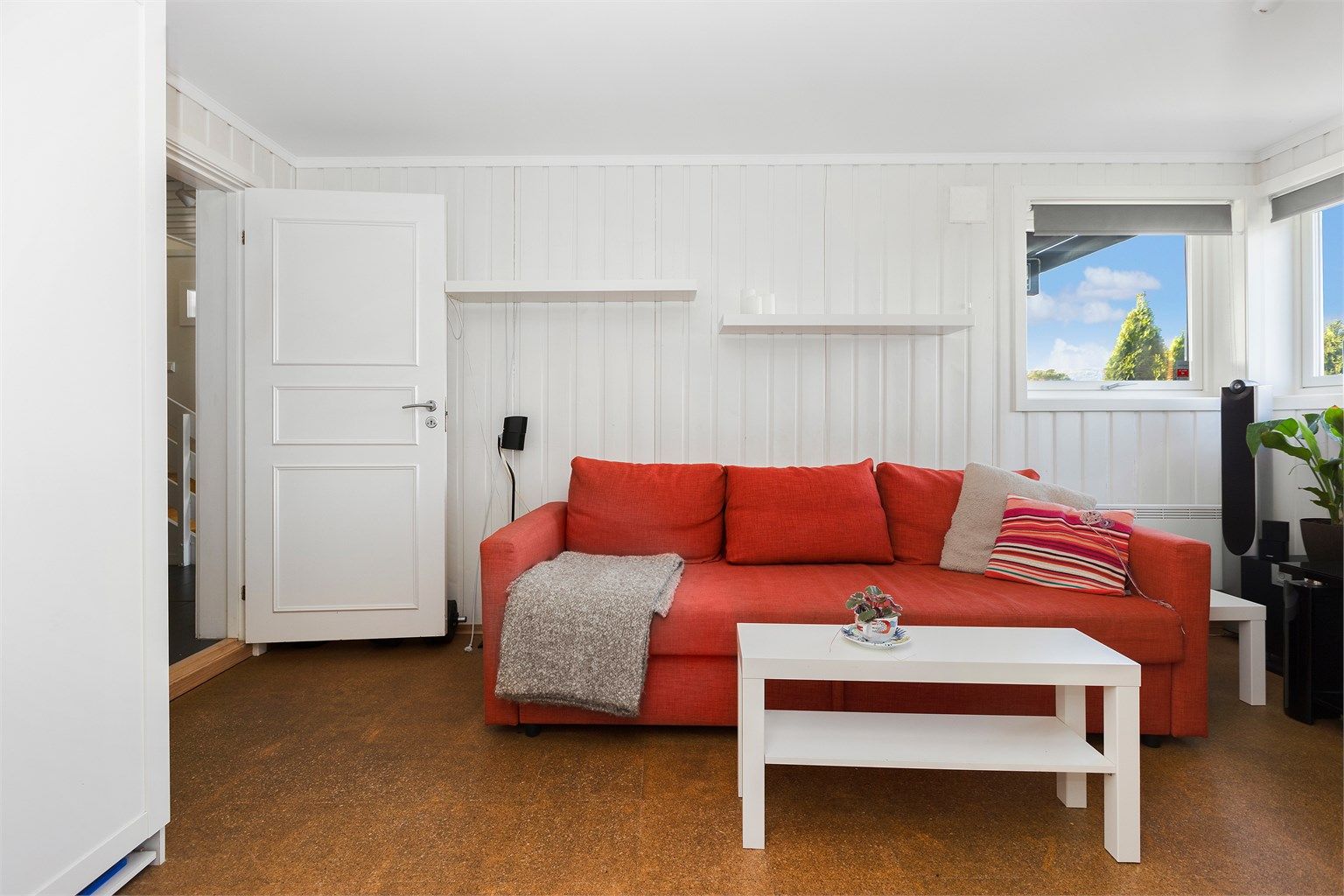 Rommet har korkbelegg på gulvet, som ble lagt i 1996, og panel på veggene.