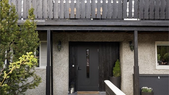 Inngangspartiet er overbygget og leder inn til en entré med ny dør fra Harmonie med elektronisk kodelås, installert i 2024.
