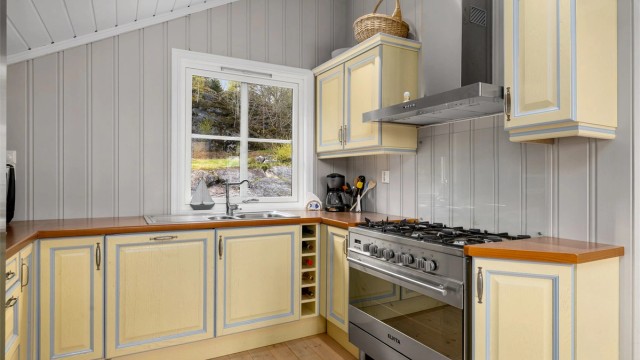 Kjøkkenet er romslig og luftig med flott kjøkkeninnredning fra Mobalpa i solid heltre og profilerte fronter. Det er rikelig med skap- og benkeplass. Benkeplate er i laminat.