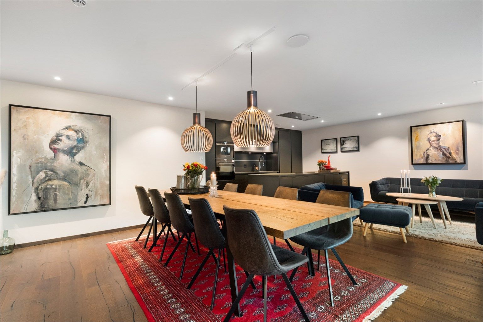 Det er god plass til en stor og romslig spisestue i stuen