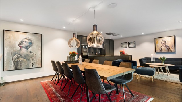 Det er god plass til en stor og romslig spisestue i stuen