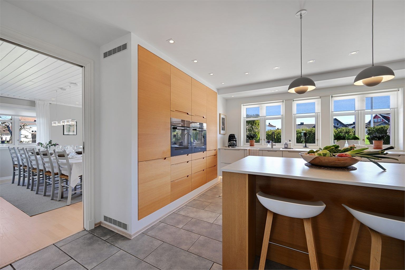 Den gjennomtenkte planløsningen gir en naturlig flyt mellom kjøkken og spisestue.