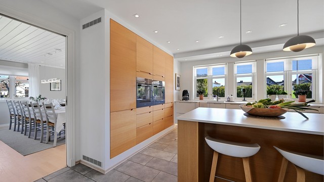 Den gjennomtenkte planløsningen gir en naturlig flyt mellom kjøkken og spisestue.