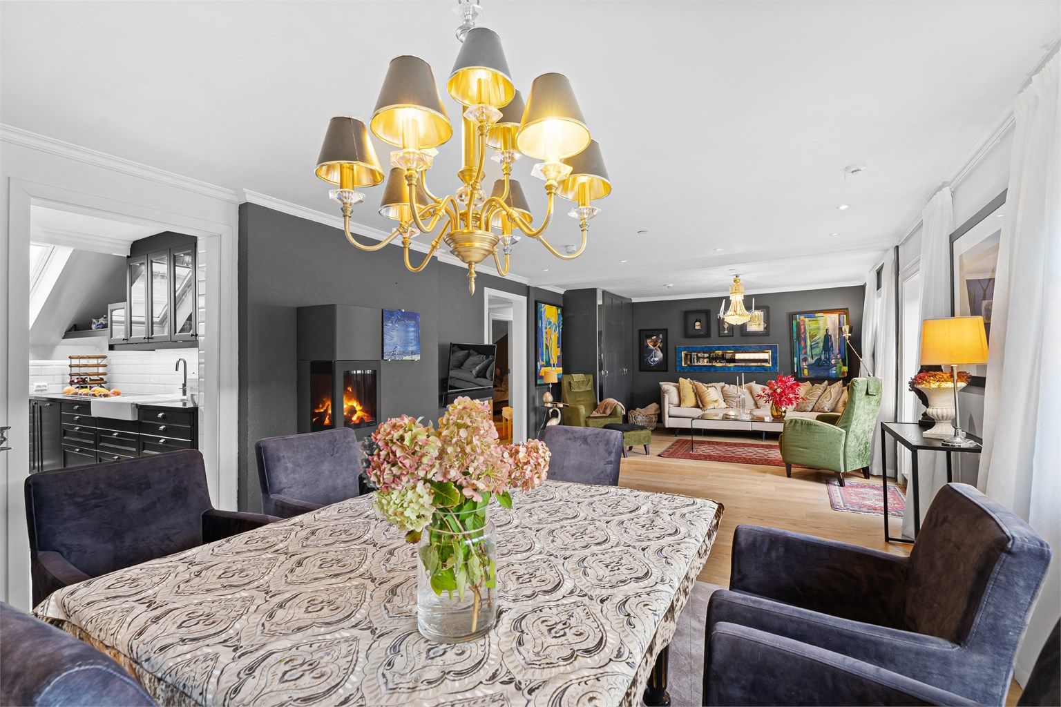 Innbydende og romslig stue med peis.