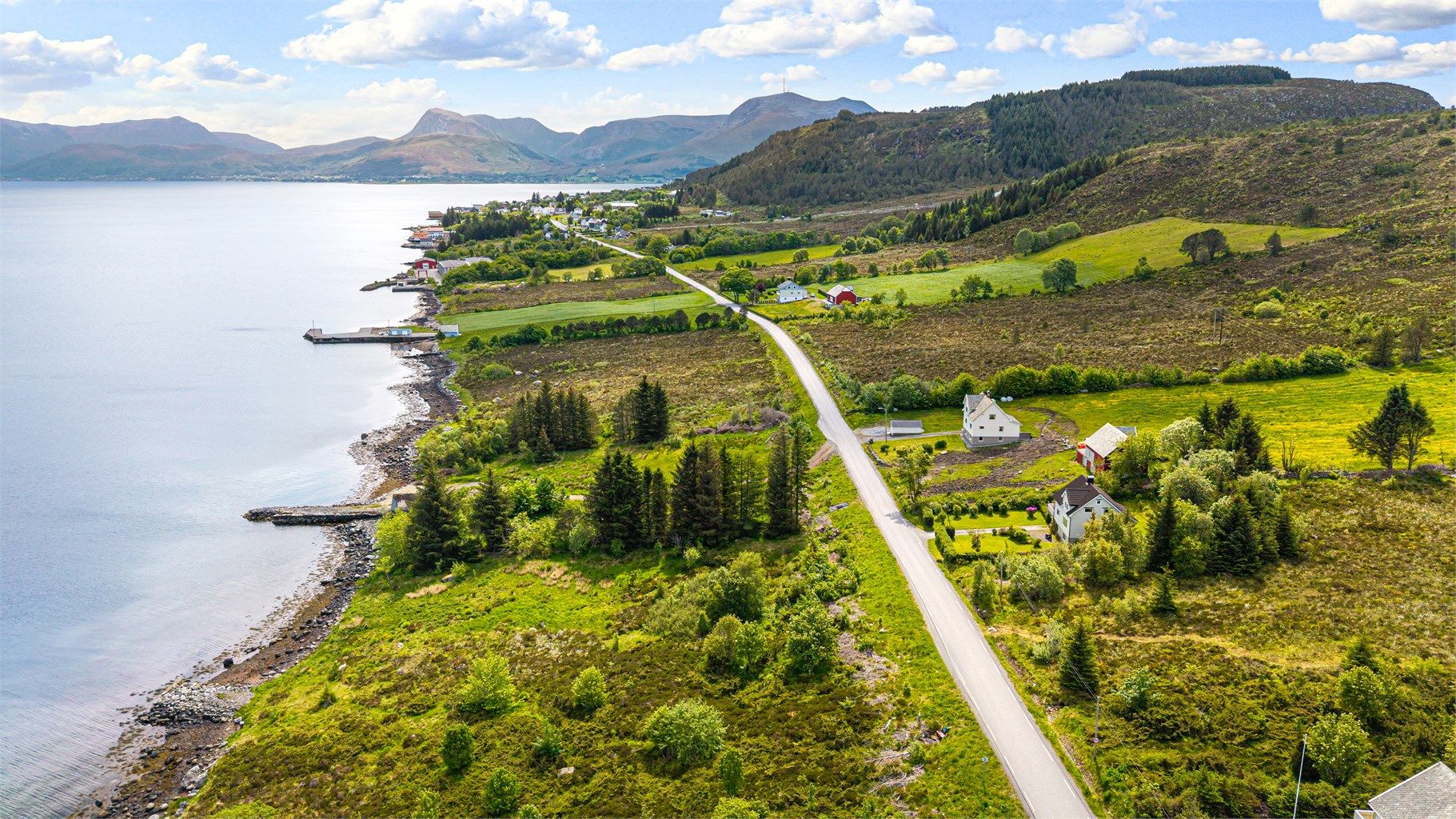 Eiendommen ligger 2 km fra Austnes.