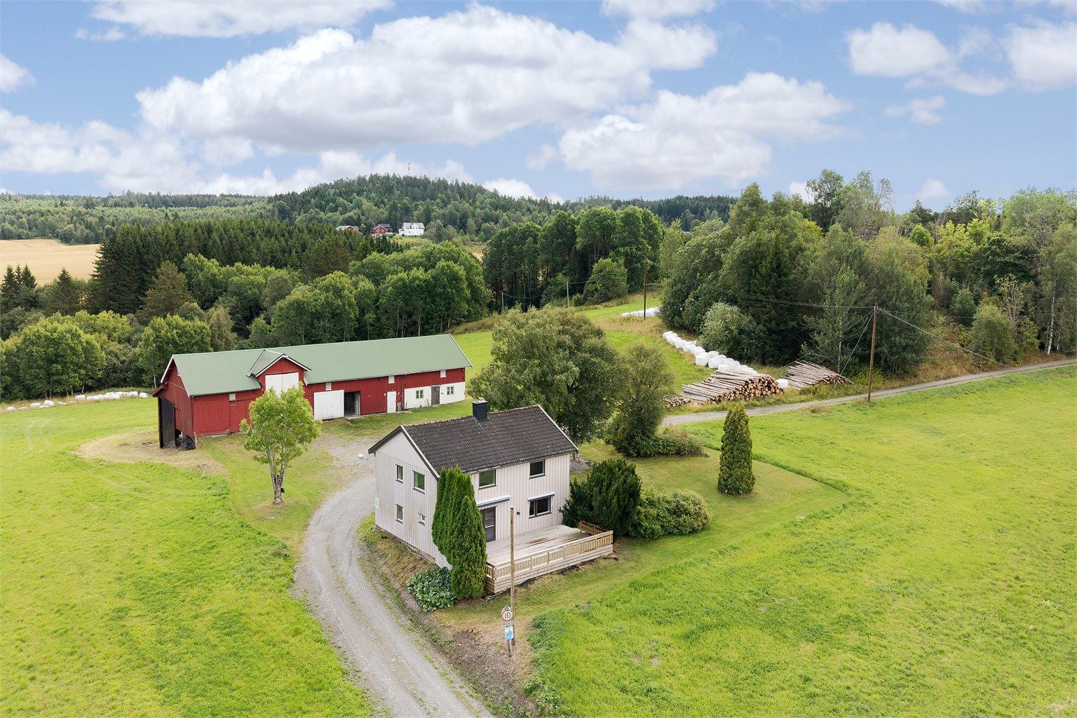 Oversikt over våningshus, låve og gårdstun.