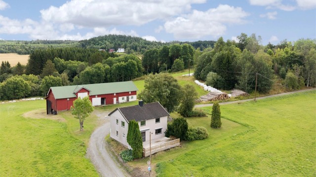 Oversikt over våningshus, låve og gårdstun.