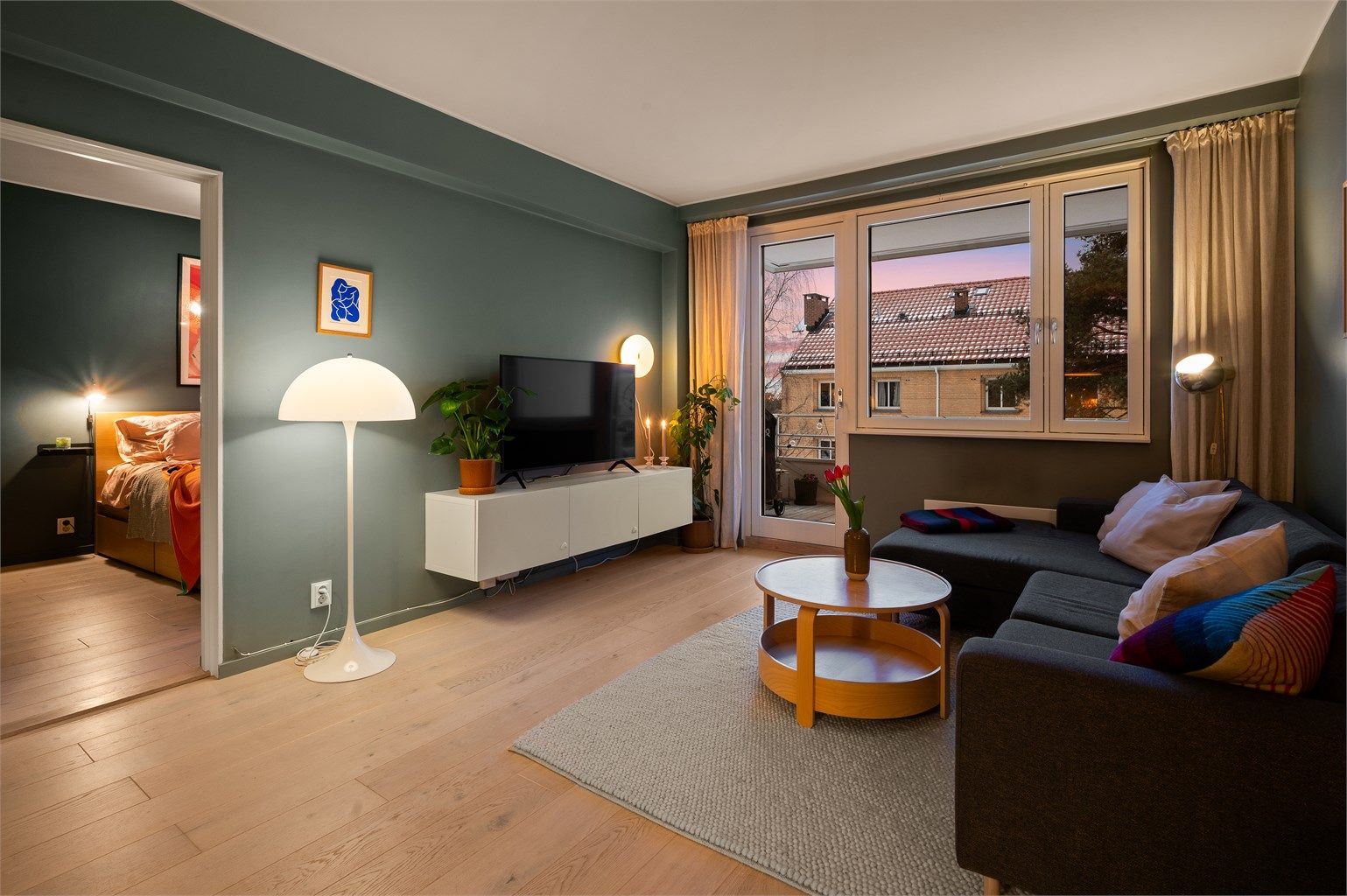 Stuen har overflater holdt i lune og delikate nyanser, og en lekker 1-stavs parkett.