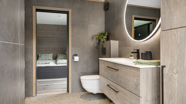 Badet har tilkomst både fra gangen, men og direkte passasje til hovedsoverommet