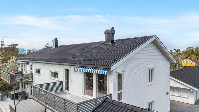 Eiertomt på 3 345,80 kvm som tilhører sameiet. Leiligheten har adkomst fra stuen ut til en sørvendt terrasse på ca 14 kvm.