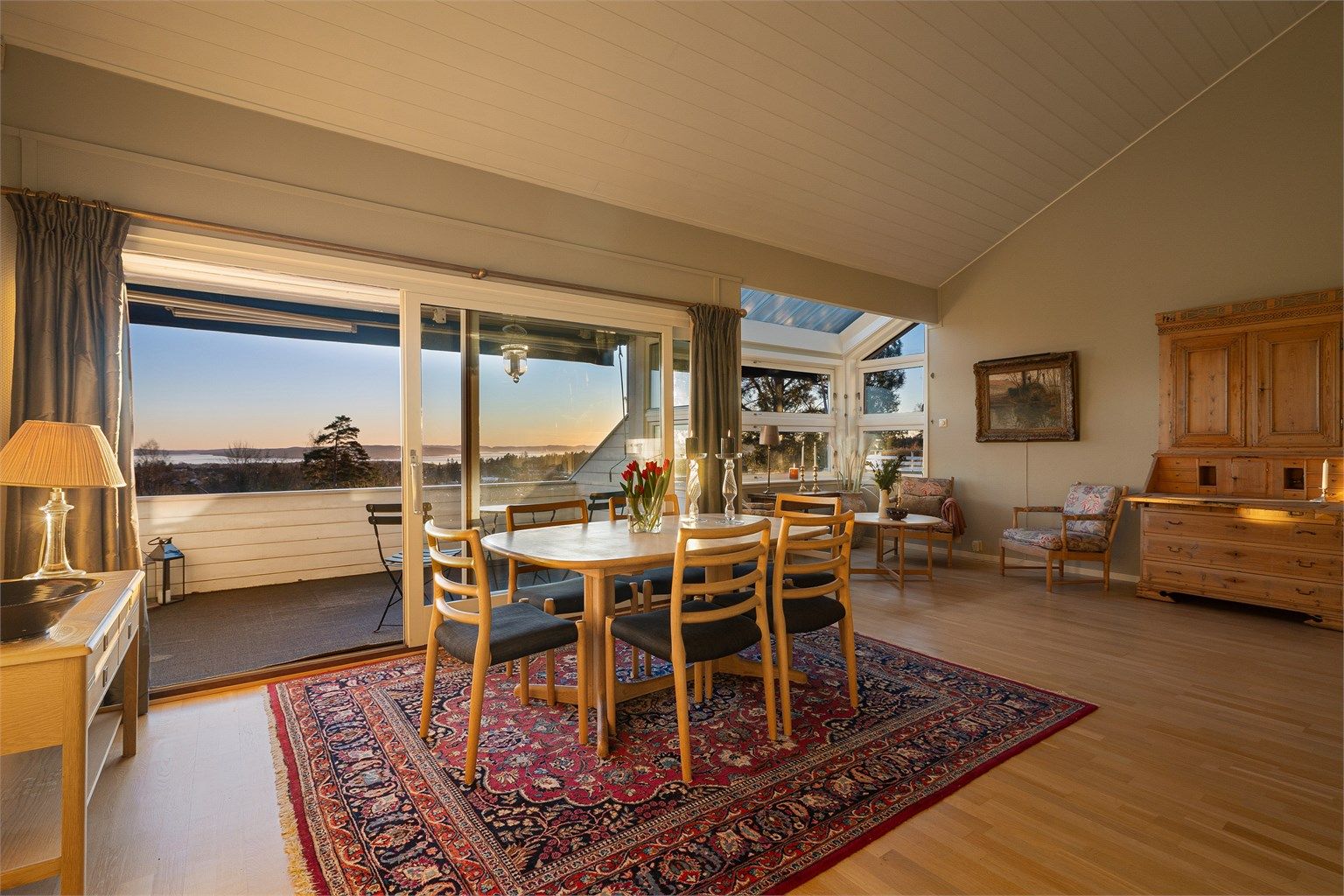 Fra stuen er det utgang til en romslig balkong på 9 kvm. Foto: Trond Walsø / Walso Work