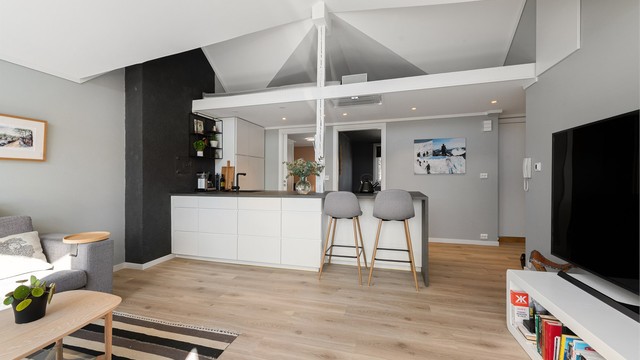 Kjøkkenøya med laminert benkeplate fungerer også som en naturlig spiseplass.