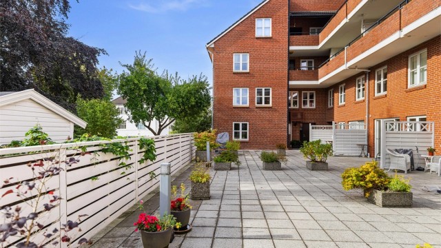 Veldrevet sameie med hyggelig felles atrium som grenser til parken