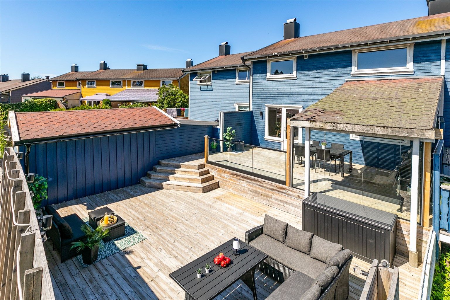 Boligen i Riskestien 3 har flere attraktive kvaliteter for familien, deriblant store terrasser/plattinger på begge sider.