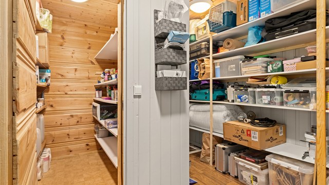 Bod med diverse lagringsplass er kjekk å ha