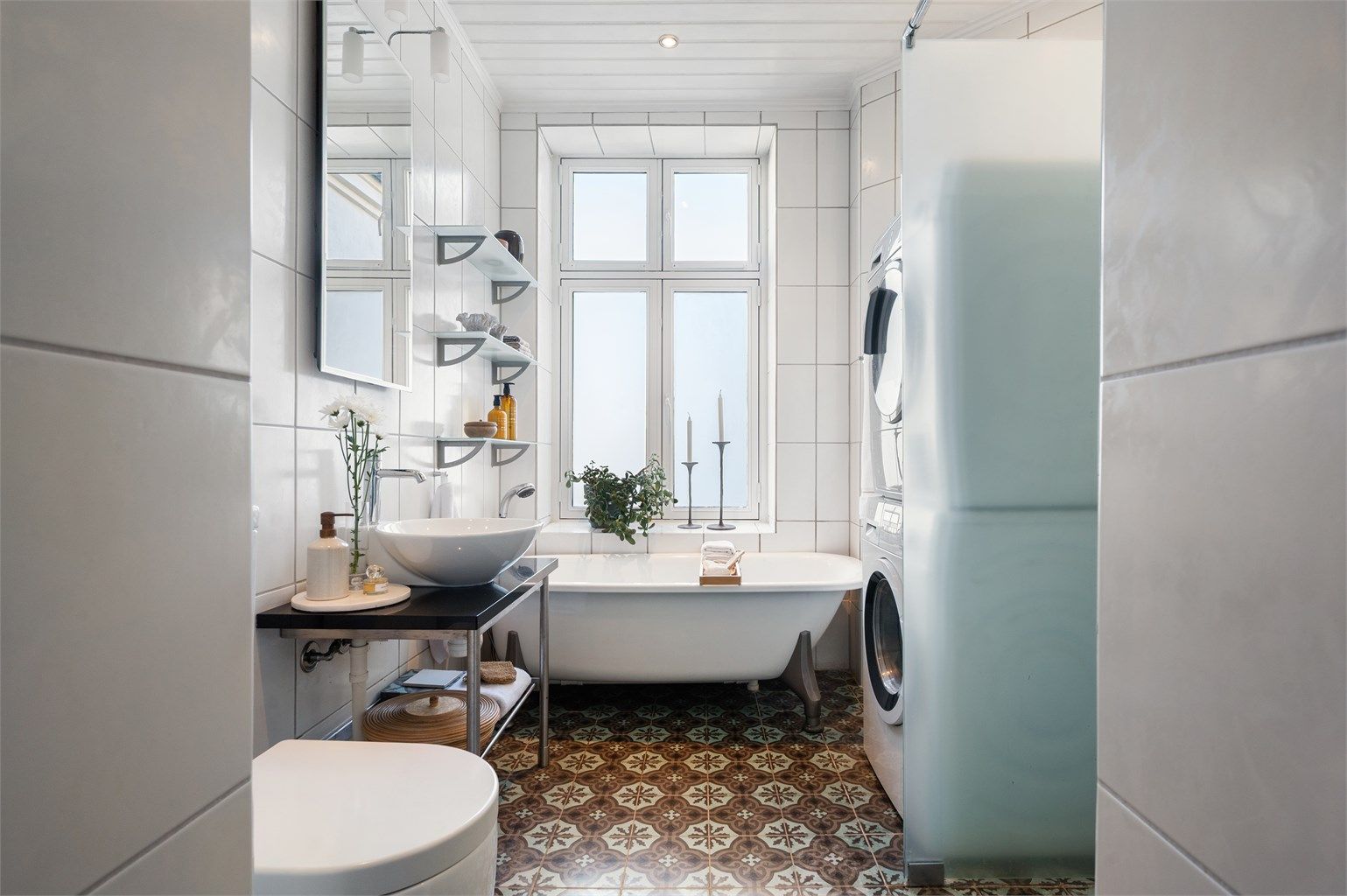 Badet er flislagt og utstyrt med badekar. Elektrisk gulvvarme gir god komfort.