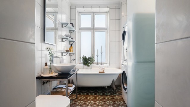 Badet er flislagt og utstyrt med badekar. Elektrisk gulvvarme gir god komfort.