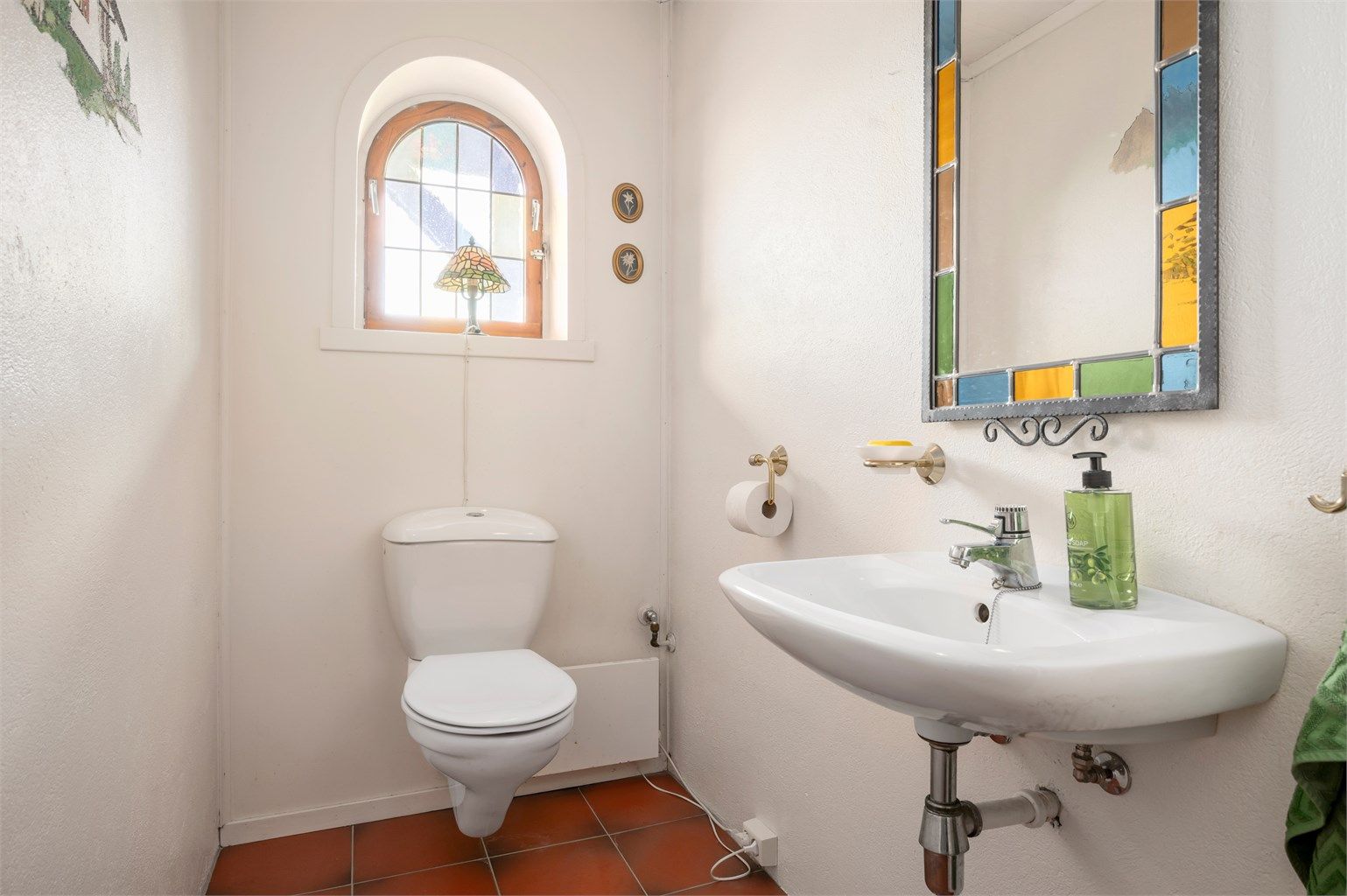 Toalettrom ved hallen i underetasjen. 