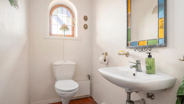 Toalettrom ved hallen i underetasjen.