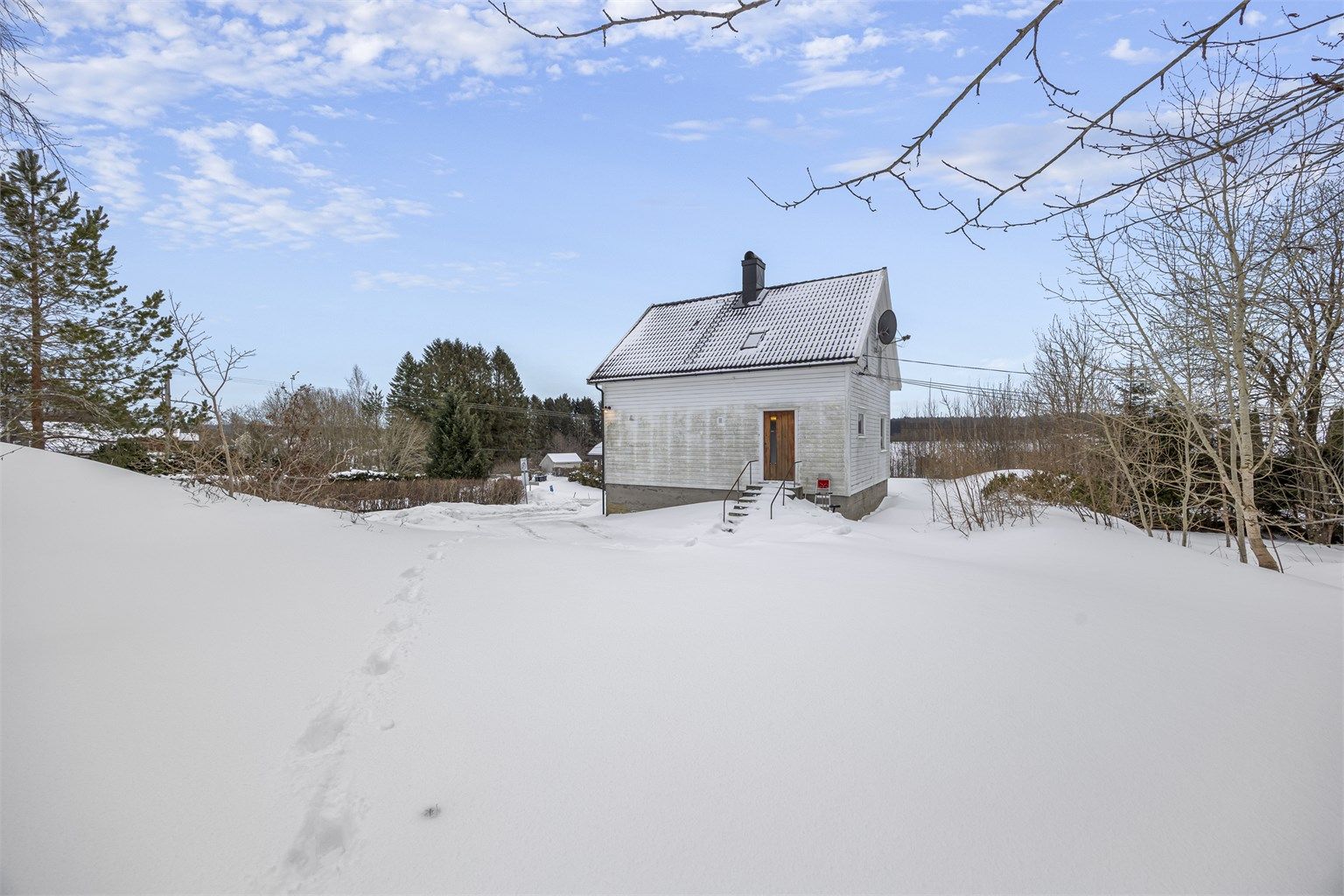 Eiendommen har en sentral beliggenhet på Rykene, med stor hage og gode solforhold.